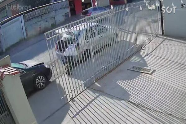 Imagem referente a notícia: Nasceu de novo! Câmera flagra homem quase sendo atropelamento por carro