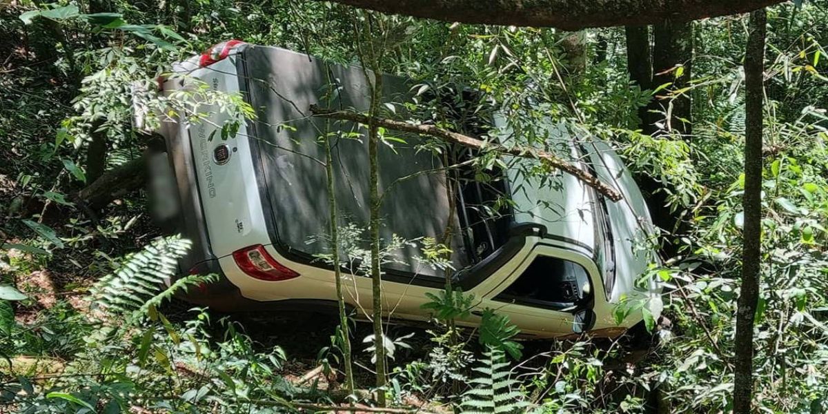 Homem encontrado morto dentro de carro em penhasco no sudoeste do Paraná