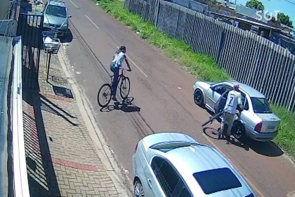 Imagem referente a notícia: Câmera de segurança registra casal furtando de bicicletas no Bairro Esmeralda