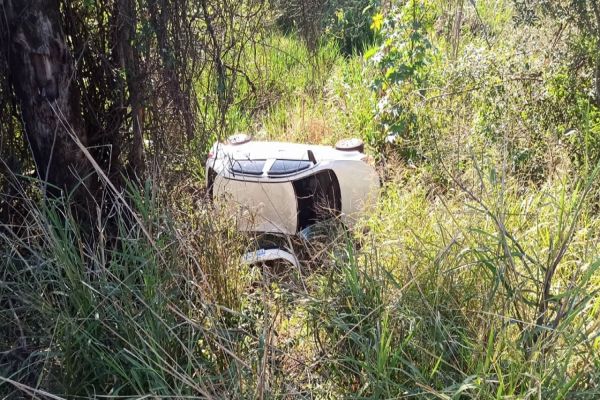 Homem passa a madrugada dentro de veículo tombado na BR 467, em Toledo