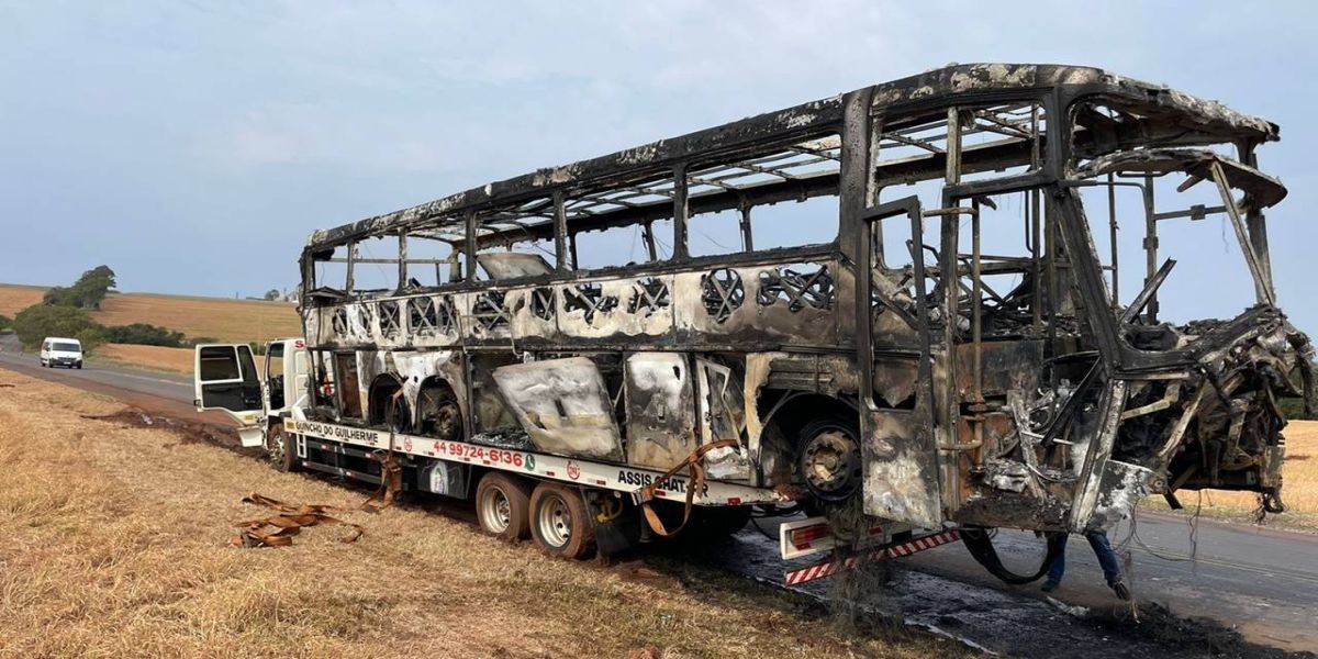 Ônibus de Nova Aurora fica destruído durante incêndio na PR-486