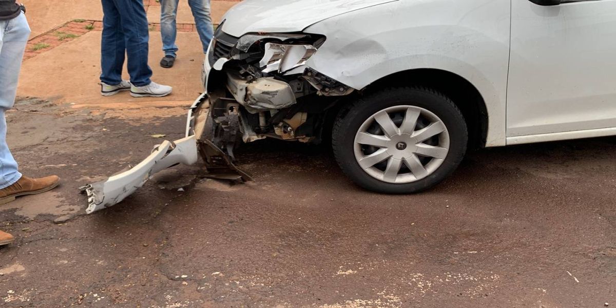 Jovem de 19 anos sofre laceração na coxa direita após colisão no Jardim Alvorada em Cascavel