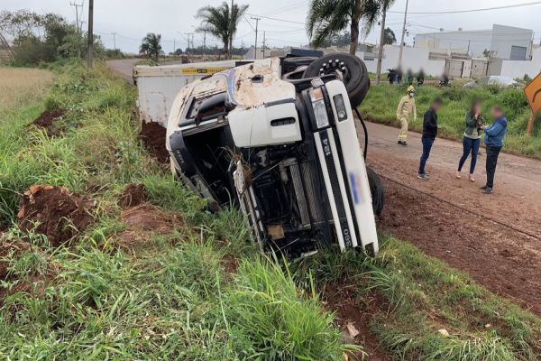 Imagem referente a notícia: Caminhão carregado com frangos tomba na Avenida Piquiri e homem fica ferido