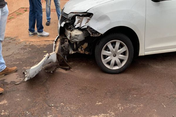 Imagem referente a notícia: Jovem de 19 anos sofre laceração na coxa direita após colisão no Jardim Alvorada em Cascavel