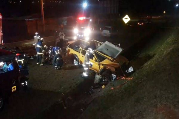 Duas pessoas ficam feridas após forte colisão na BR-277 em Cascavel
