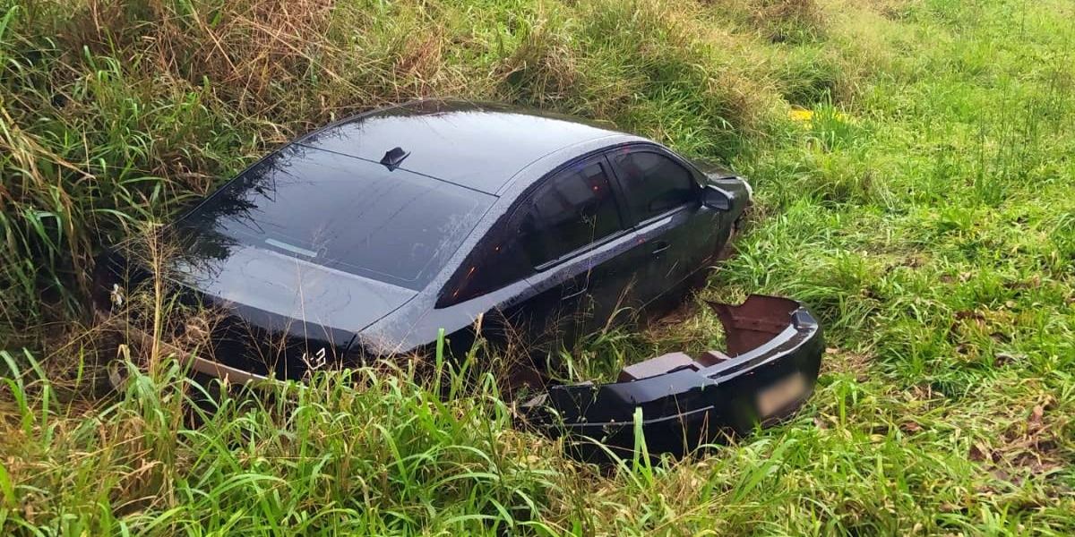 Vectra bate contra barranco após saída de pista na PR-180 em Cascavel