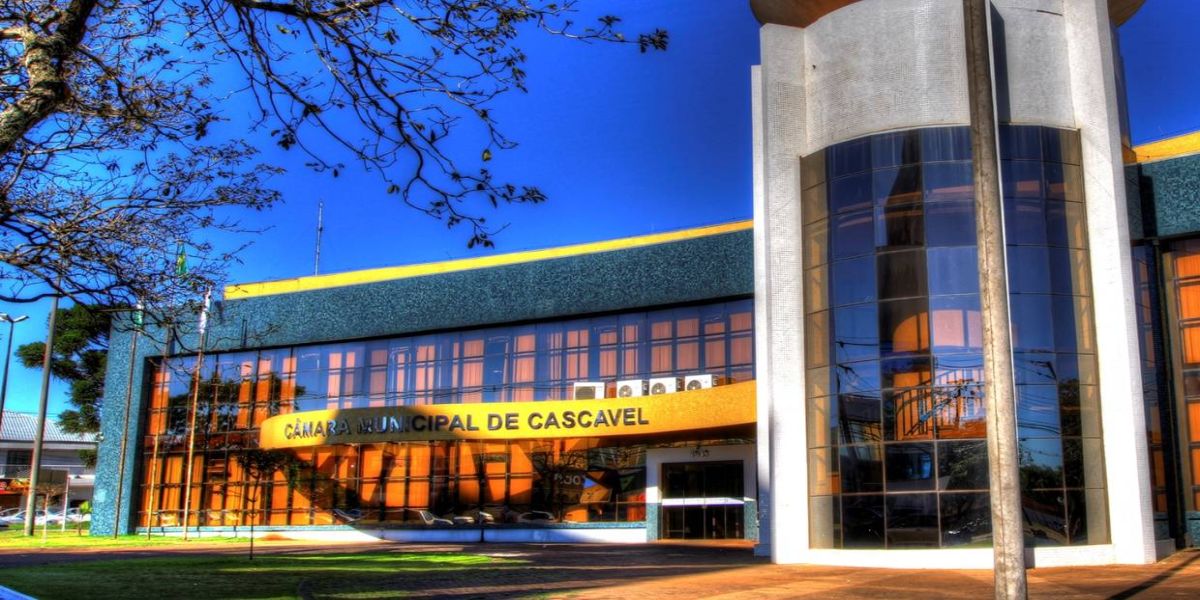 Nova lei extingue, cria e reorganiza cargos no Plano de Carreiras da Câmara Municipal