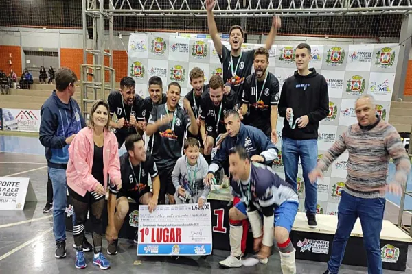 Foto relacionada a notícia: Combate Moveis vence nos pênaltis e fatura o título no Campeonato Corbélia de Futsal Masculino