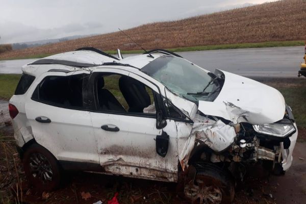 Carro colide em arvore após saída de pista na PR-488 em Diamante do Oeste