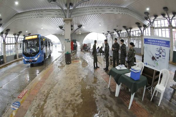 Mutirão de Vacinação Contra Pólio chega a terminais e supermercados para imunizar crianças