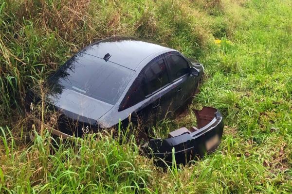 Vectra bate contra barranco após saída de pista na PR-180 em Cascavel