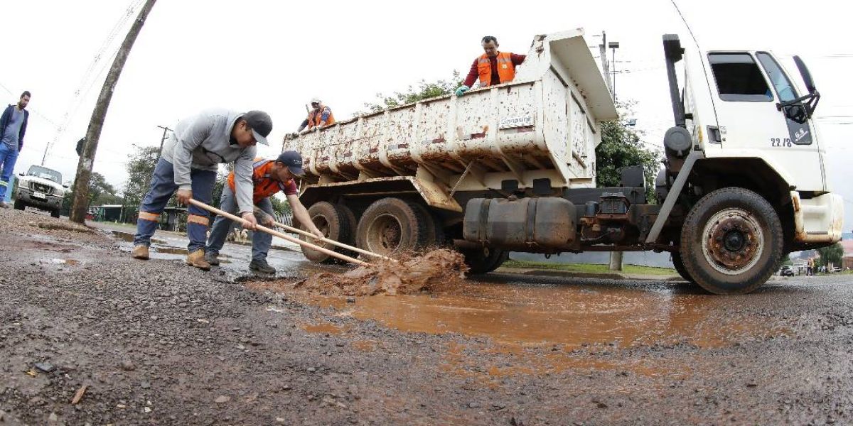 Com sol ou chuva: seis equipes atuam em operação tapa-buraco