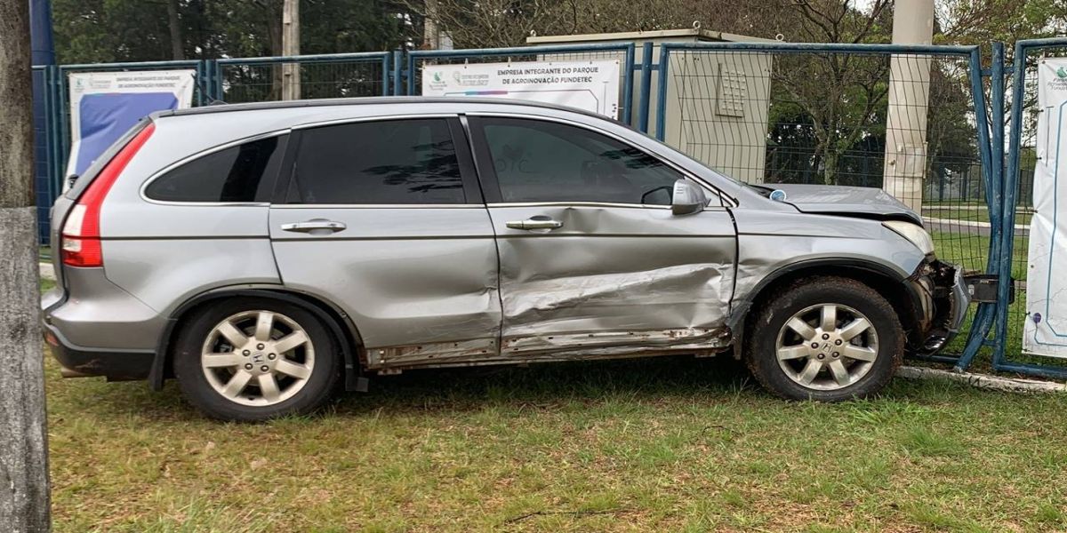 Carro atinge muro da Fundetec após colisão na BR-277, no trevo de São João