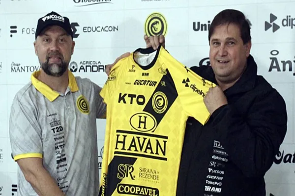 Foto relacionada a notícia: Ademir Fesan é apresentado oficialmente no Futebol Clube Cascavel