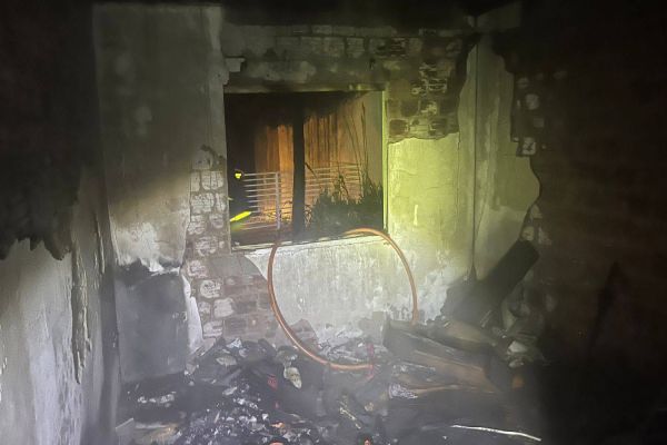 Casa de alvenaria fica totalmente destruída por incêndio em Braganey