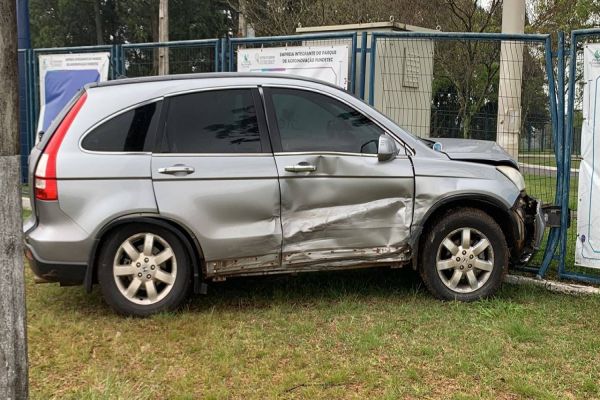 Imagem referente a notícia: Carro atinge muro da Fundetec após colisão na BR-277, no trevo de São João