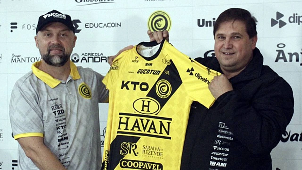 Foto relacionada a notícia: Ademir Fesan é apresentado oficialmente no Futebol Clube Cascavel