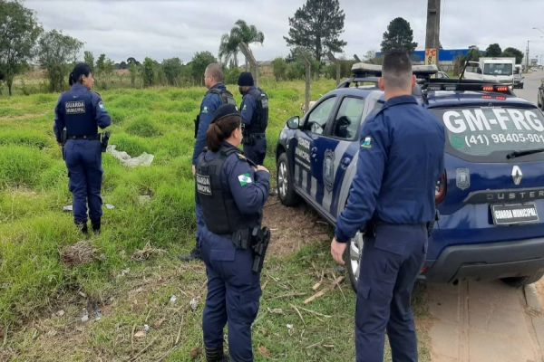 Homem morre carbonizado e polícia investiga ligação com tiros ocorridos em outro lugar