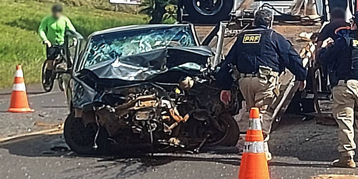 Condutor foge de abordagem policial, causa grave acidente e três pessoas ficam feridas na BR-158