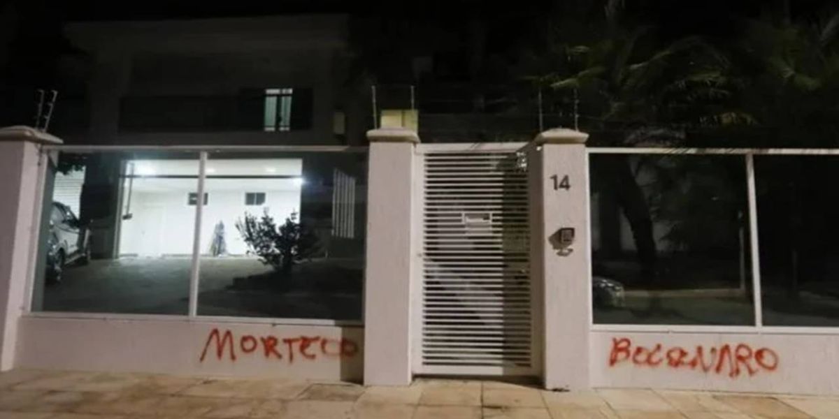 Ex-mulher de Bolsonaro tem carro apedrejado e casa pichada, em Brasília