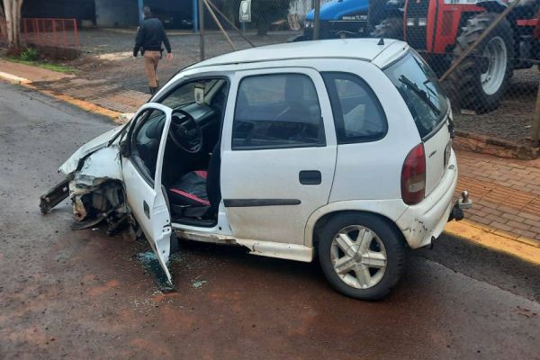 Motorista foge ao causar acidente que deixou mulher ferida em Santa Helena