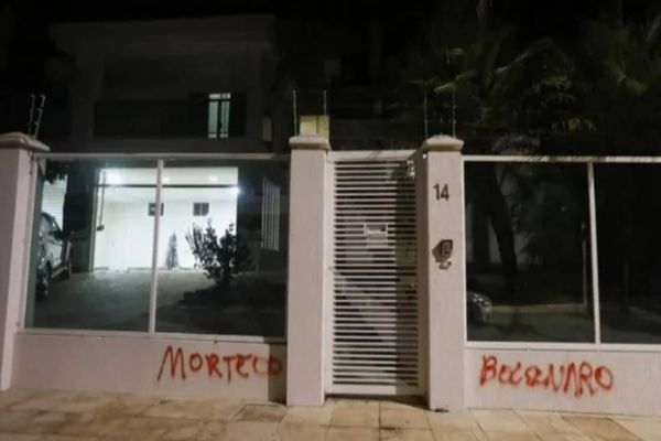 Ex-mulher de Bolsonaro tem carro apedrejado e casa pichada, em Brasília