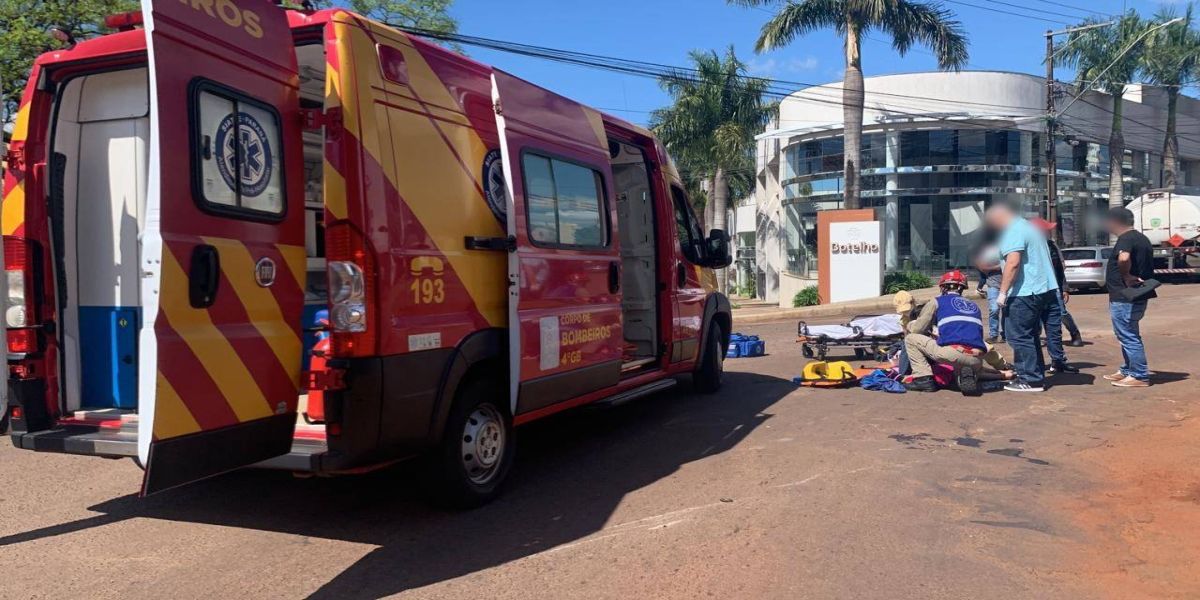 Gestante fica ferida em colisão de trânsito na Rua Paraná, em Cascavel