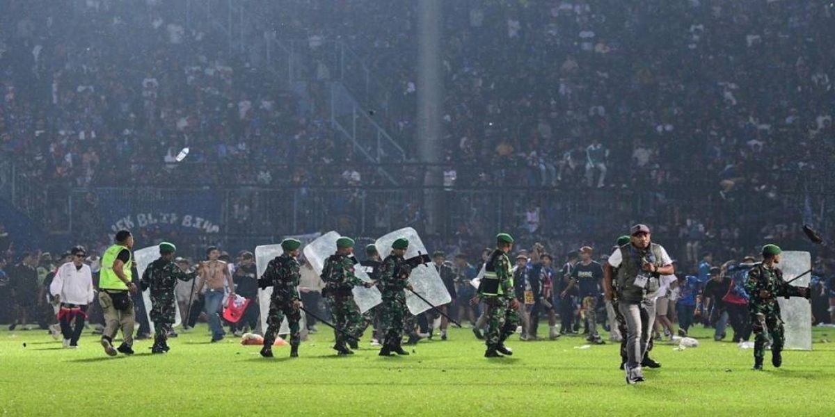 Briga generalizada em jogo de futebol deixa ao menos 127 mortos