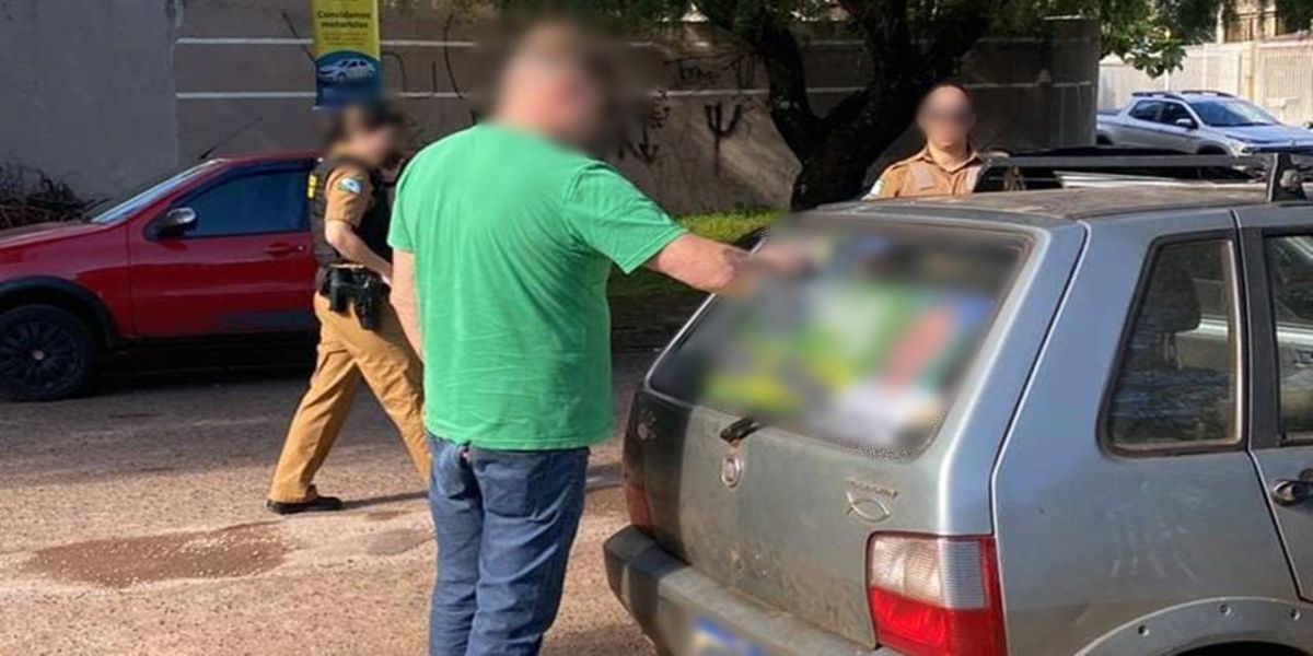 Homem é detido pela Polícia Militar espalhando “Santinhos” em frente ao CEEP