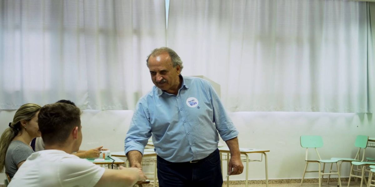 Eleições 2022: Candidato Renato Silva vota no colégio Ideal ao lado da família