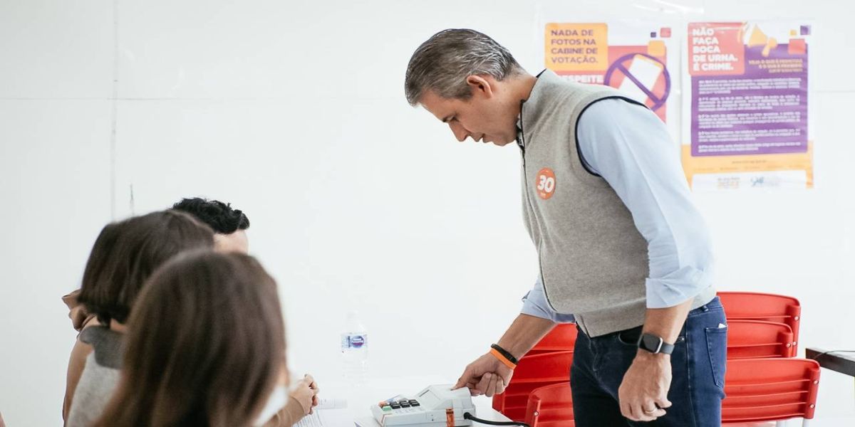 Felipe D’Avila vota em escola na capital paulista