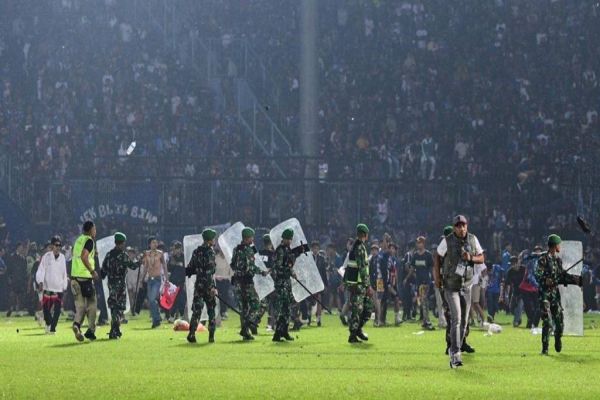 Briga generalizada em jogo de futebol deixa ao menos 127 mortos