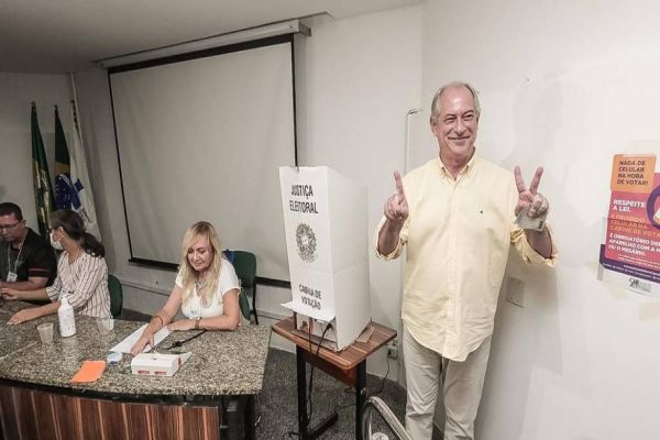 Eleições 2022: Ciro Gomes vota em Fortaleza