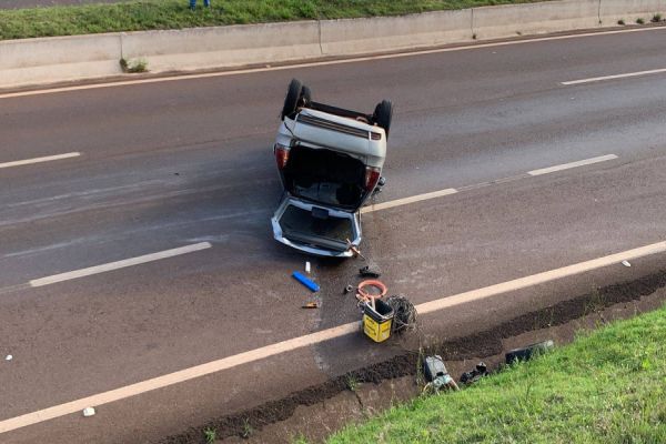 Imagem referente a notícia: Duas mulheres ficam feridas em capotamento na BR-467 em Cascavel