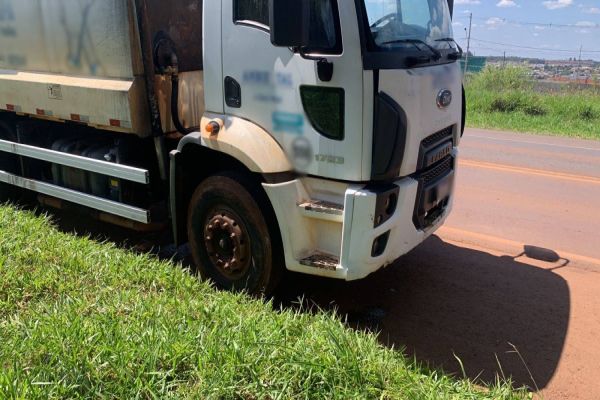 Motociclista colide contra caminhão na rodovia PR-486 no Jardim Lupatini em Cascavel
