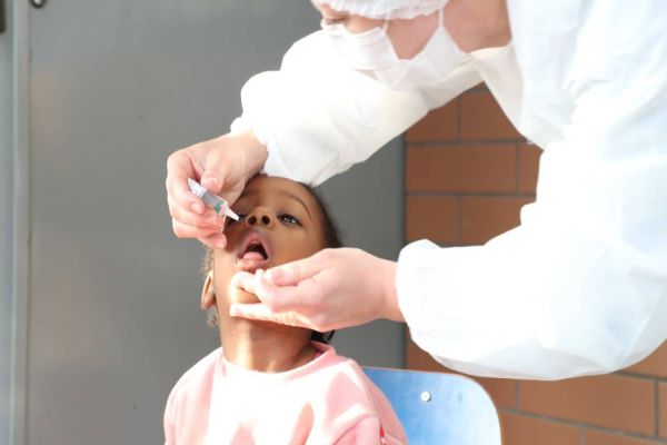 Saúde alerta que é preciso receber a gotinha contra a poliomielite; Mesmo com carteirinha em dia