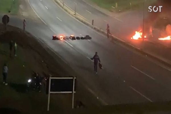 Imagem referente a notícia: Pós-eleição: Polícia Rodoviária Federal registra manifestações na BR-277 e BR-153