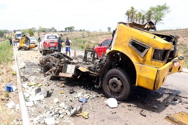 Quadrilha de assaltantes explodem carro-forte na BR-155; Os valores foram subtraídos