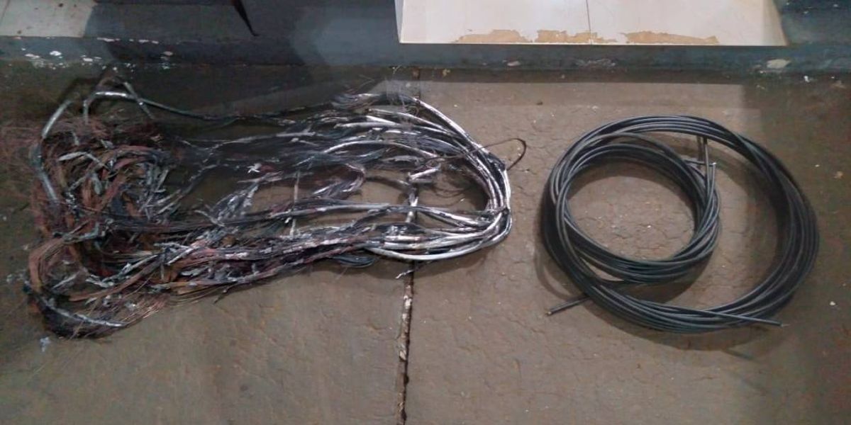 Homem é flagrado pela Polícia Militar trepado em poste furtado fios no Bairro Cascavel Velho