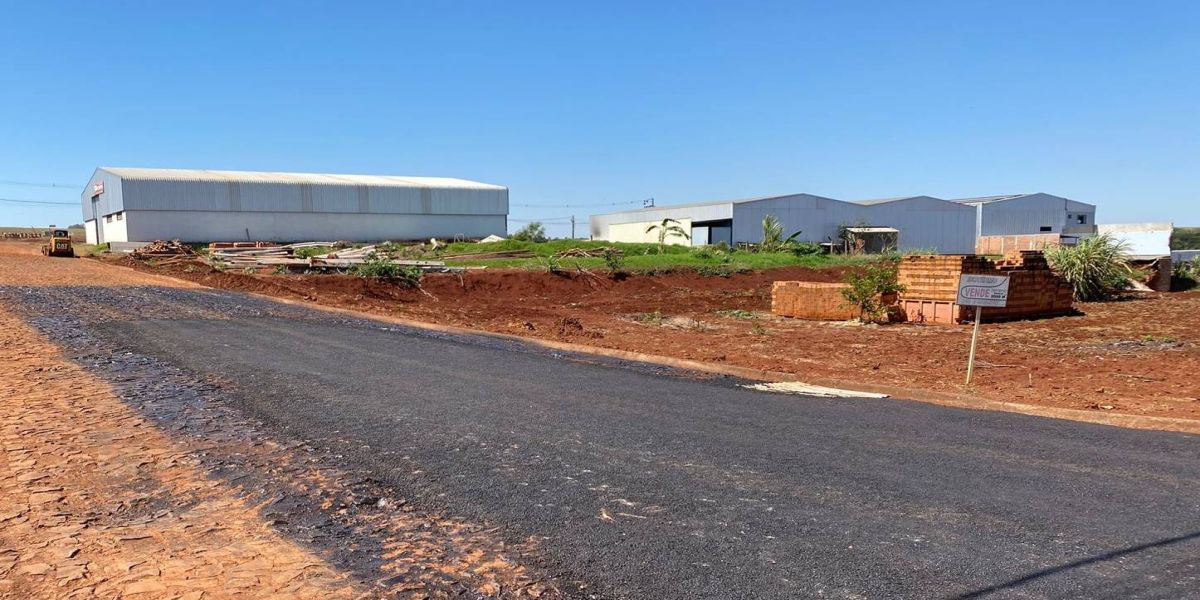 Cafelândia realiza reperfilamento asfáltico no Parque Industrial