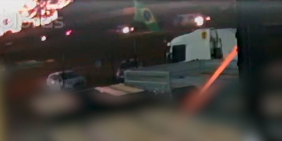 Câmera de segurança registra motociclista sendo atingido por Saveiro e atropelado na BR-277