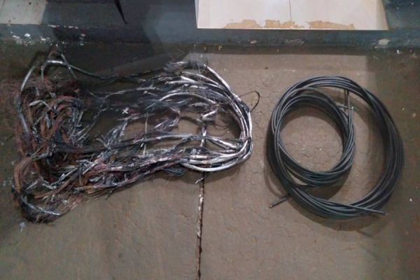 Homem é flagrado pela Polícia Militar trepado em poste furtado fios no Bairro Cascavel Velho