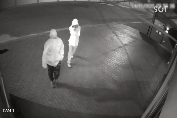 Imagem referente a notícia: Câmeras de segurança registram tentativa de arrombamento no Bairro Esmeralda