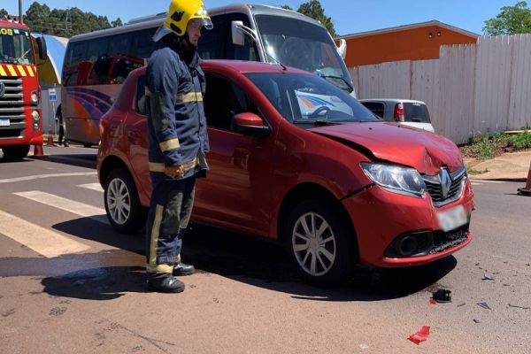 Imagem referente a notícia: Duas mulheres ficaram feridas após forte colisão traseira na Rua Ipanema