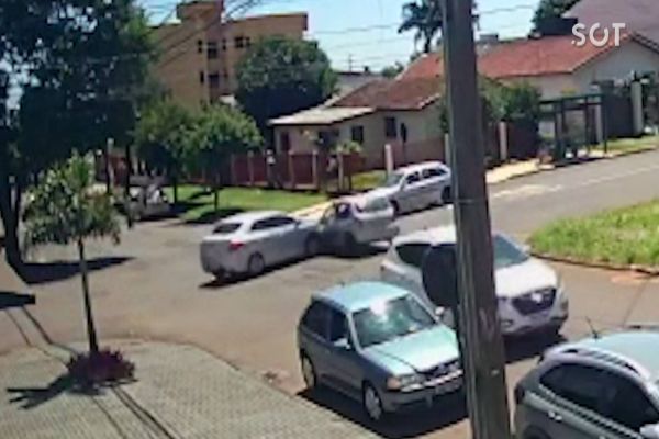 Imagem referente a notícia: Jovem de 22 anos fica ferida em forte colisão de trânsito na Rua Paraná