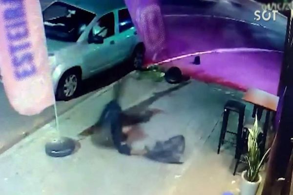 Imagem referente a notícia: Câmera de monitoramento registra atropelamento no centro de Cascavel