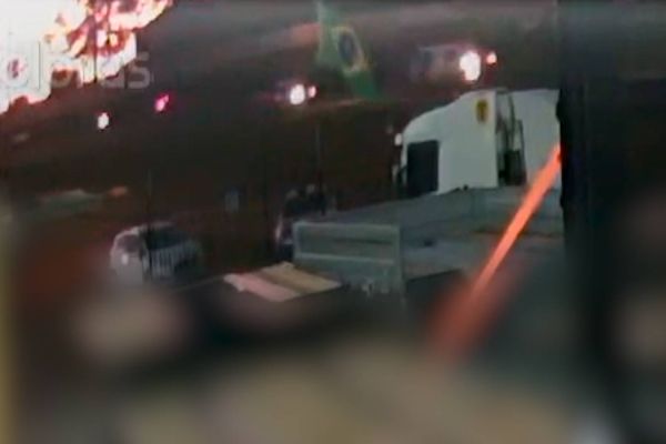 Imagem referente a notícia: Câmera de segurança registra motociclista sendo atingido por Saveiro e atropelado na BR-277