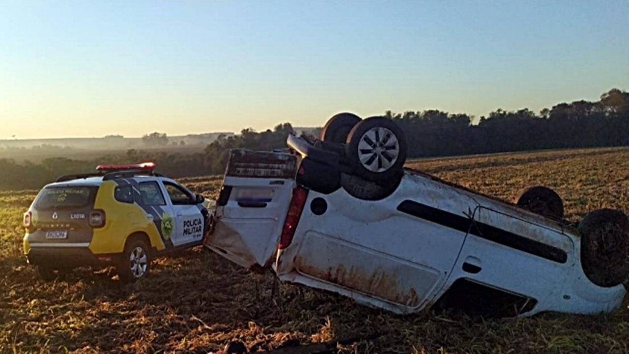 Contrabandista se envolve em acidente, recolhe carga de cigarros e foge em Santa Helena