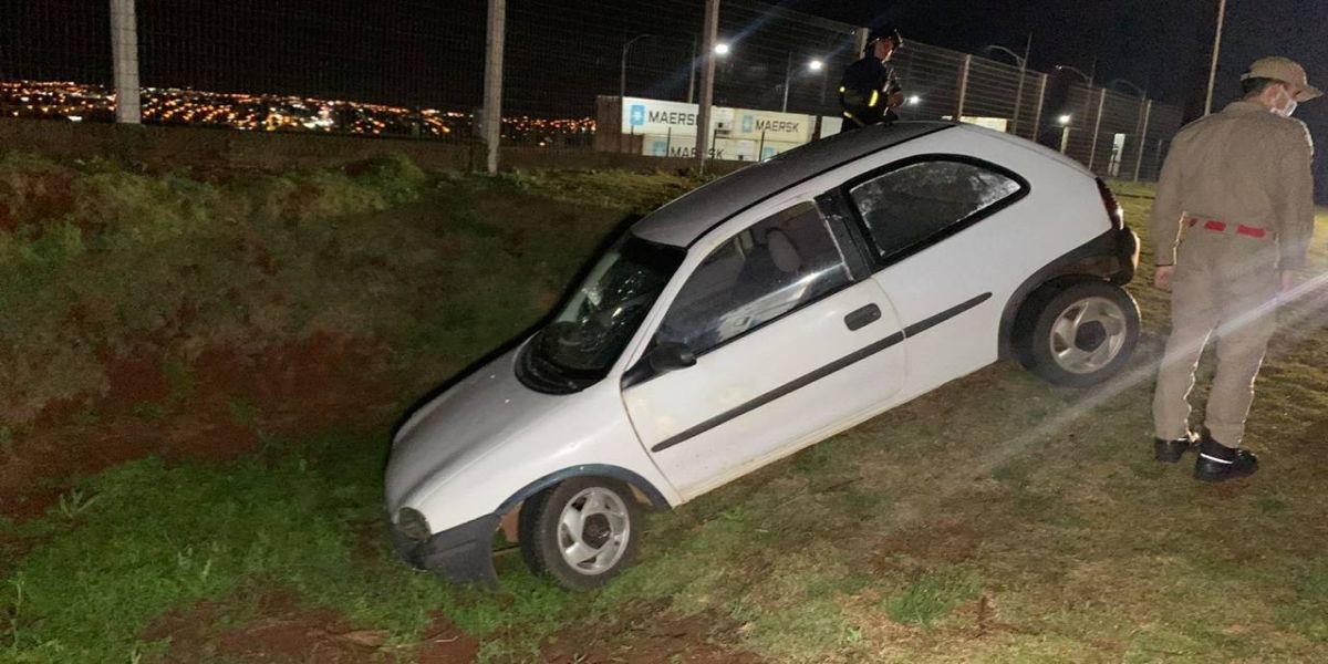 Veículo cai em valeta na PR-180, em Cascavel