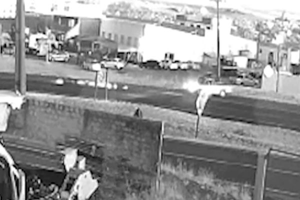 Imagem referente a notícia: Novas imagens mostram Saveiro derrubado motociclista, antes de ser atropelado na BR-277